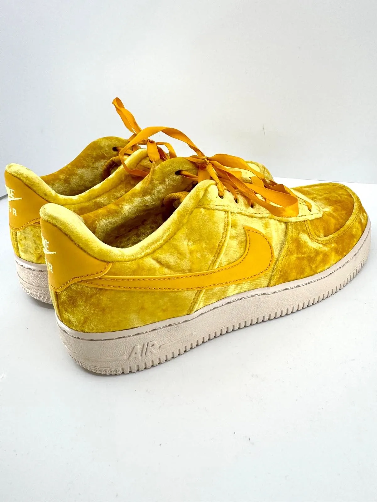 NIKE AIR FORCE 1 LV8 MINERAL GOLD LIMITED EDITION VELVET SNEAKERS