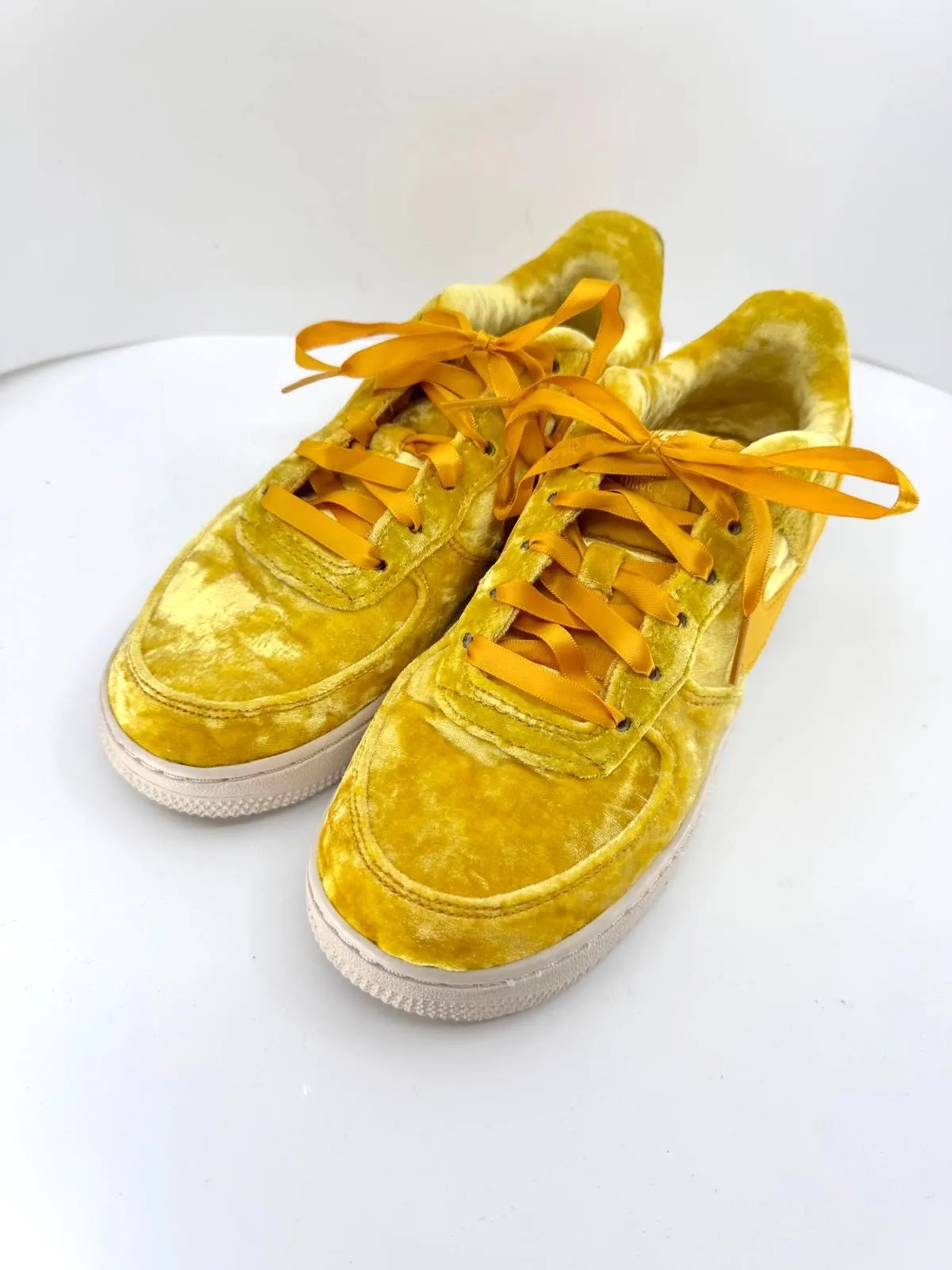 NIKE AIR FORCE 1 LV8 MINERAL GOLD LIMITED EDITION VELVET SNEAKERS