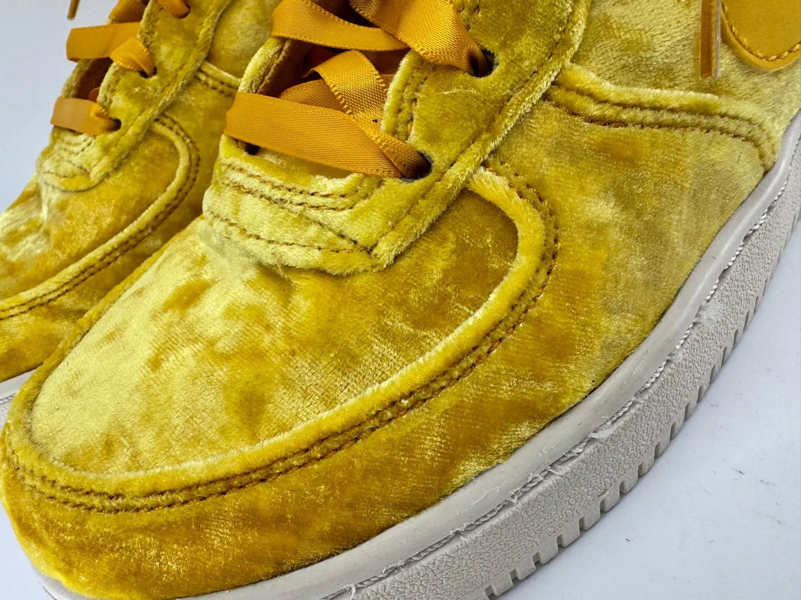 NIKE AIR FORCE 1 LV8 MINERAL GOLD LIMITED EDITION VELVET SNEAKERS