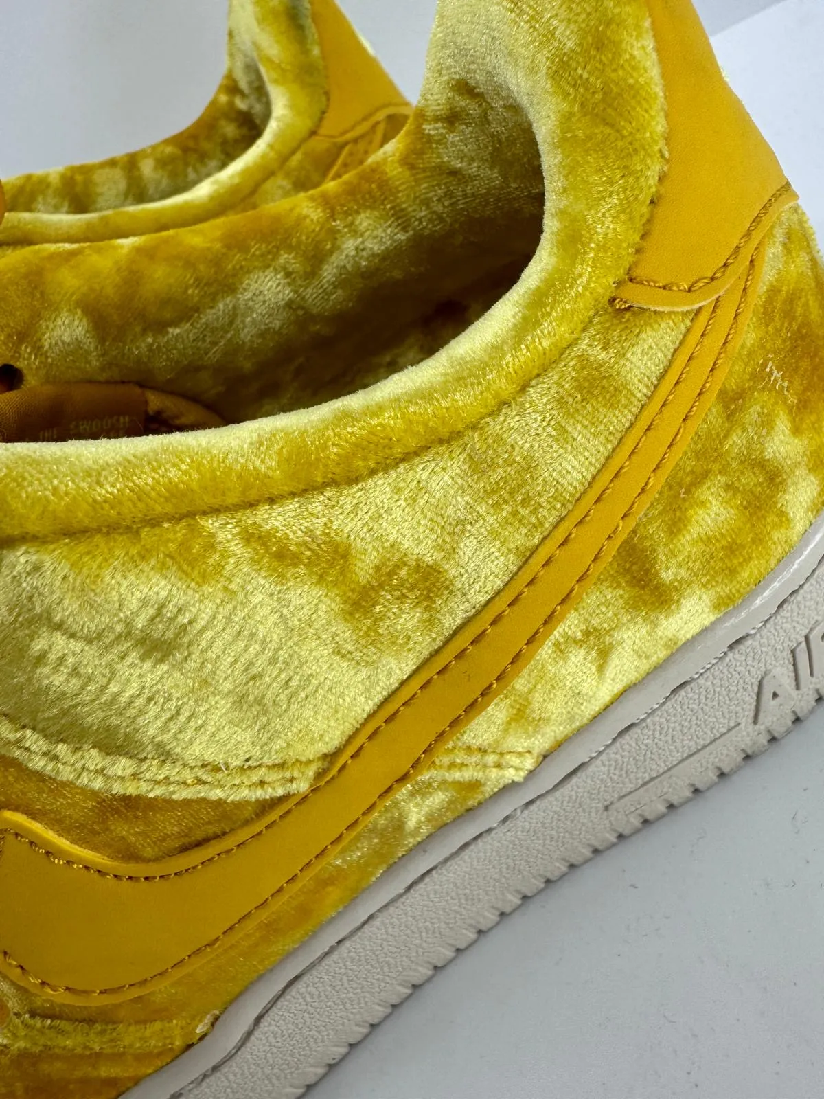 NIKE AIR FORCE 1 LV8 MINERAL GOLD LIMITED EDITION VELVET SNEAKERS